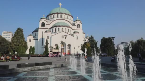 Belgrade Serbia October 2019 Water Fountain Big White Marble Church — Stockvideo