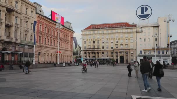Zagreb Croatia November 2019 Pedestrians Town Square Ban Josip Jelacic — ストック動画