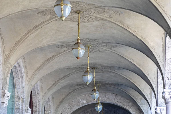 Chandelier Corridor — Stock Photo, Image