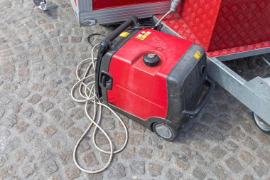 Kırmızı Elektrik Jeneratörü
