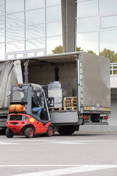 Vorkheftruck vrachtwagen laden — Stockfoto