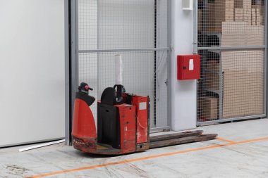 Deposunda Uzun Çatallı Palet Kamyonu