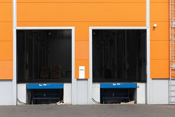 Twee Vrachtdeuren Bij Distribution Warehouse — Stockfoto