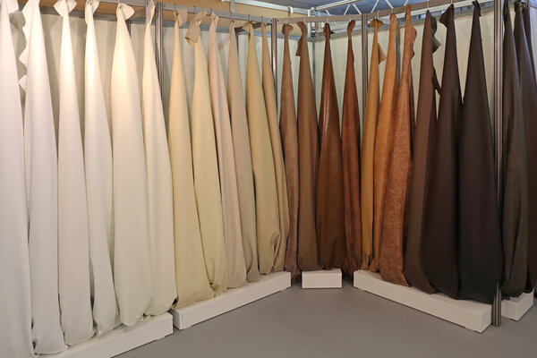 Подвеска из натуральной кожи на дисплее
