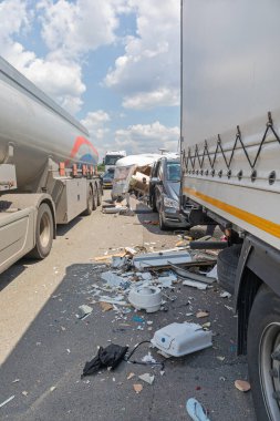 Yarı kamyon ve karavan römork trafik kazası Otoban