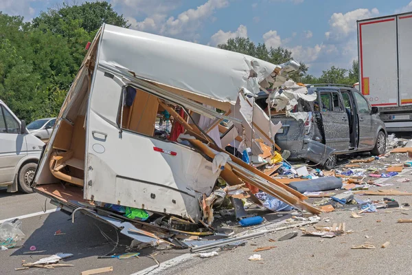 Camper Trailer Van Traffic Wypadek Autostradzie — Zdjęcie stockowe