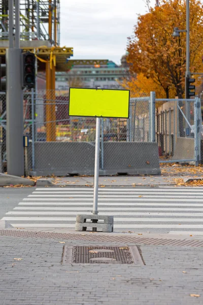 Duża Żółta Uwaga Sign Board Street Crossing — Zdjęcie stockowe