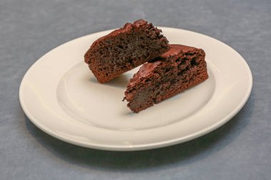 İki parça kek plaka