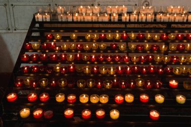 Marsilya Kilisesi 'nde Adak Mumları Rafı