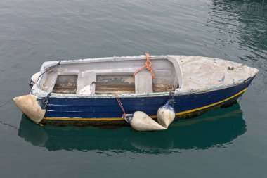Küçük sandal, denize demirli.