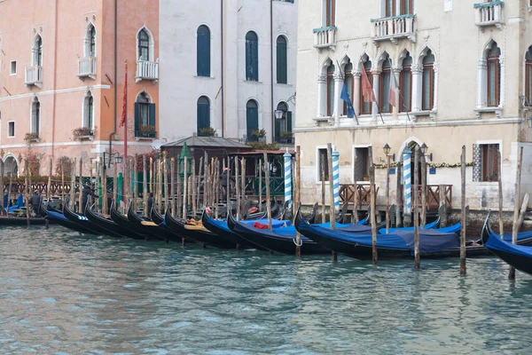 Förtöjda Gondolas Vid Canal Grande Venedig Italien — Stockfoto