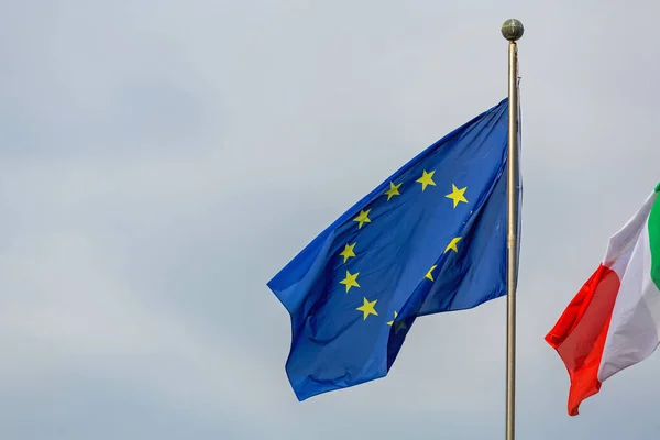 Europeiska Unionen Och Italiens Flaggor Tillsammans — Stockfoto