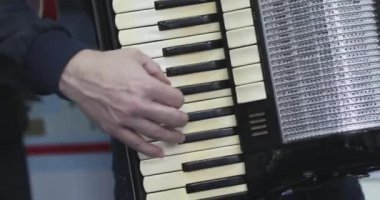 Müzisyen Bandoda Akordiyon Çalıyor