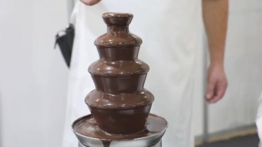 Çukulata Fondü Kulesine Şiş Batıyor