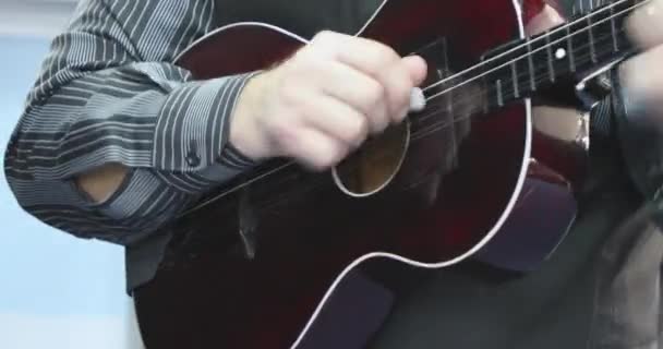 Guitarrista Tocando Cuatro Cuerdas Guitarra Banda — Vídeos de Stock