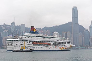 Hong Kong, Çin - 23 Nisan 2017: Star Cruises Balık Gemisi Hong Kong, Çin 'de Victoria Limanı' ndan geçiyor.