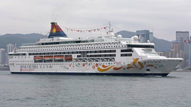 Hong Kong, Çin - 23 Nisan 2017: Star Cruises Balık Gemisi Hong Kong, Çin 'de Victoria Limanı' ndan geçiyor.