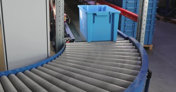 Plastlåda Vid Conveyor Movement Distribution Warehouse — Stockvideo