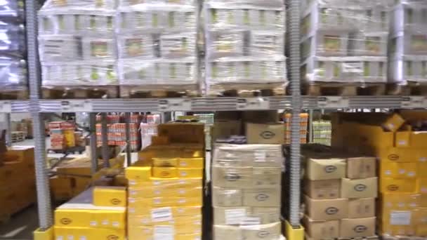 Conducción Través Almacén Distribución Con Paletas Cajas Alimentos — Vídeo de stock