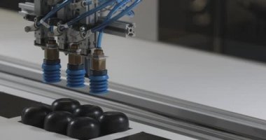 Taşıma bandında vakumlu robot kolu.