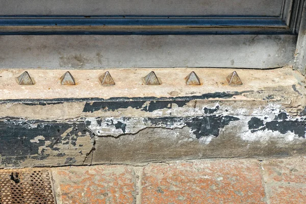 Binanın Önündeki Metal Çiviler Evsizliğe Karşı Aygıt — Stok fotoğraf