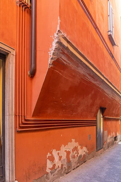 Casa Dañada Pared Rasguñada Por Vehículo Narrow Street — Foto de Stock