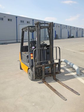 Dağıtım Deposunun Önündeki Forklift Yükleme Rıhtımı