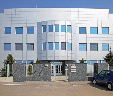 Mavi Pencereli Gümüş Metal Ofis Binası