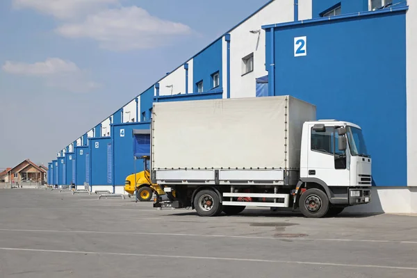 Vrachtwagen Bij Loading Dock Distributie Magazijn Scheepvaart — Stockfoto