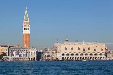 Venedik, İtalya - 19 Aralık 2012: St Mark Kulesi ve Doge Sarayı Sahil manzaralı Palazzo Ducale Müzesi ve İtalya 'nın Venedik kentinde San Marco Campanile.