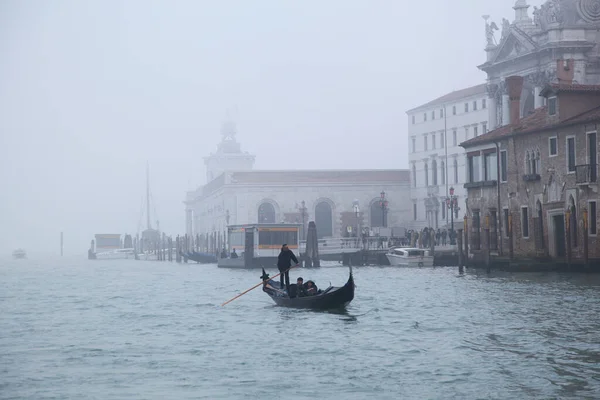 Venetië Italië December 2012 Een Gondel Wintermist Bij Het Canal — Stockfoto