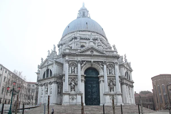 威尼斯 2012年12月18日 意大利威尼斯冬季雾的Santa Maria Della Salute Church — 图库照片