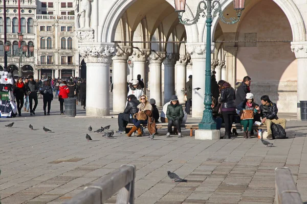 Venice Italy December 2012 Tourists Doge Palace Museum Sunny Winter — Stock Photo, Image