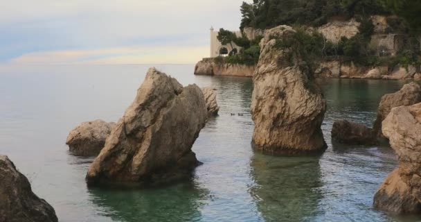 Μεγάλες Πέτρες Στην Αδριατική Θάλασσα Κοντά Στο Κάστρο Miramare — Αρχείο Βίντεο