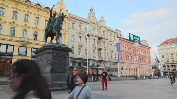 Zagreb Croatia November 2019 Tourists Walking Ban Josip Jelacic Square — Stock Video