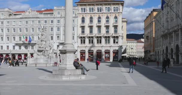 Trieste Italië Maart 2020 Zonnige Winterdag Het Stadsplein Met Weinig — Stockvideo
