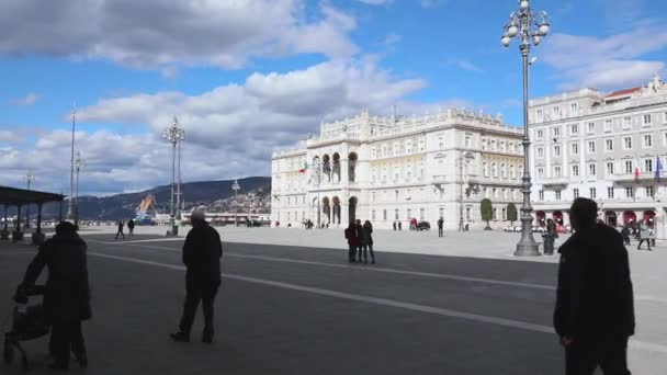 トリエステ イタリア 2020年3月7日 イタリアの統一広場で少数の人々イタリアのトリエステで晴れ冬の日パン — ストック動画