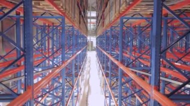 Yüksek Raflı Depo Koridoru Dağıtım Deposu Yükseliyor