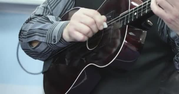 Gitarzysta Gra Gitarze Four String Zespole — Wideo stockowe