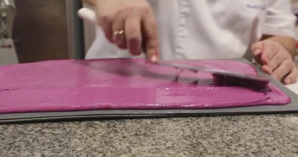 Pastelero Haciendo Capas Pastel Rosa Mesa — Vídeos de Stock