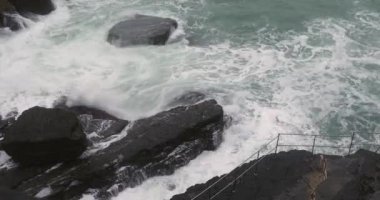 İtalya 'da Liguria Denizi' nde Büyük Dalgalar