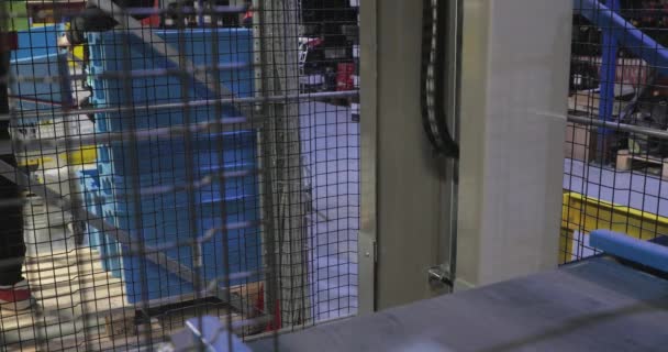 Aufzug Für Den Versand Von Kunststoffboxen Auslieferungslager — Stockvideo