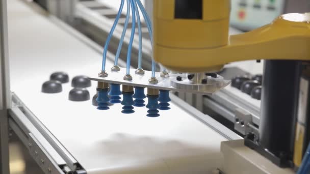 Robotarm Med Vakuumsug Vid Transportband — Stockvideo