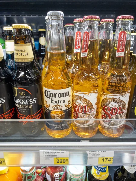 セルビアのベオグラード 2020年4月4日 セルビアのベオグラードにあるシェルフスーパーマーケットで有名なメキシコのコロナビールボトル — ストック写真