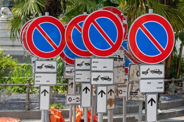 Πολλοί Προσωρινά Δεν Υπάρχουν Πινακίδες Κυκλοφορίας Στάθμευσης Στην Οδό — Φωτογραφία Αρχείου