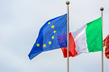 Avrupa Birliği ve İtalyan Bayrakları Birlikte