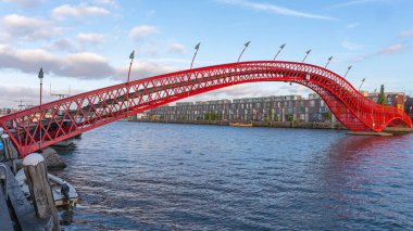 Amsterdam 'daki Doğu Rıhtımı' nda Red Python Köprüsü