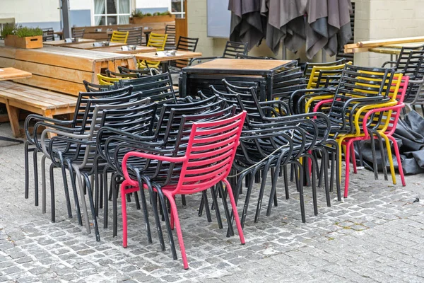 食肆露台的堆满金属椅子 — 图库照片