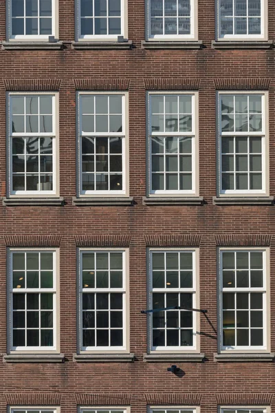 Amsterdam Daki Brown Bricks Binasının Pencereleri — Stok fotoğraf