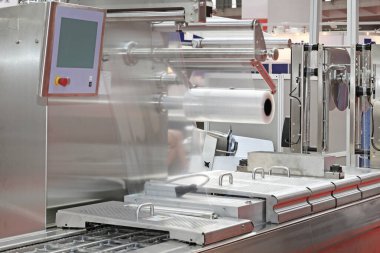 Yiyecek Fabrikasındaki Üretim Hattı 'nda folyo paketleme makinesi